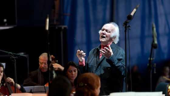 Pierre-Fabien Roubaty rend hommage au chef d'orchestre Michel Corboz ©Getty - Lionel FLUSIN