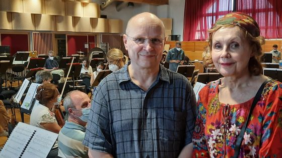 Kaija Saariaho et le violoncelliste Anssi Karttunen, pour qui elle a composé la pièce Notes on Light. En toile de fond, les musiciens de l'orchestre de la Fenice ©Radio France - Louis-Valentin Lopez