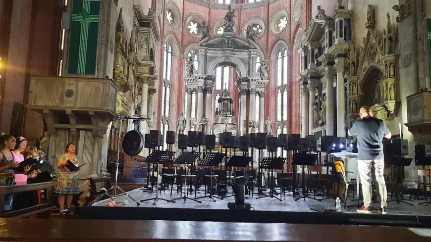 Les voix de l'ensemble Musicatreize résonnent avec force dans la Basilica dei Santi Giovanni e Paolo