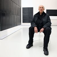 L'artiste français Pierre Soulages devant ses tableaux au musée qui porte son nom, le 28 mai 2014 à Rodez, France.