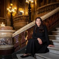La performeuse Marina Abramovic, sur les marche de l'Opéra national de Paris.