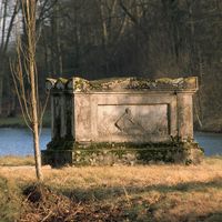 Parc et tombeau de Jean-Jacques Rousseau, Ermenonville, France. Le bas-relief laisse apparaître une mère, allaitant et tenant à la main l’Emile.
