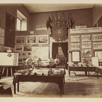 Dans les locaux du Congrès international des sciences géographiques, Paris, 1875