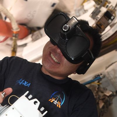 L'astronaute Akihiko Hoshide prépare sa sortie extravéhiculaire de l'ISS avec un casque de réalité virtuelle