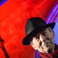 Robert Badinter le 30 Novembre 2012, Place des Vosges, lors d'une cérémonie d'hommage devant la maison de Victor Hugo qui défendit l'abolition de la peine de mort.