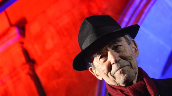 Robert Badinter le 30 Novembre 2012, Place des Vosges, lors d'une cérémonie d'hommage devant la maison de Victor Hugo qui défendit l'abolition de la peine de mort. ©AFP - Miguel Medina