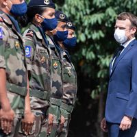 Emmanuel Macron devant les troupes du régiment du service militaire adapté (RSMA) sur l’île Hiva Oa en Polynésie française le 26 juillet 2021.