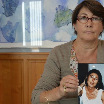 En septembre 2014, Catherine Calvez montrant une photo de sa soeur assassinée 20 ans plus tôt