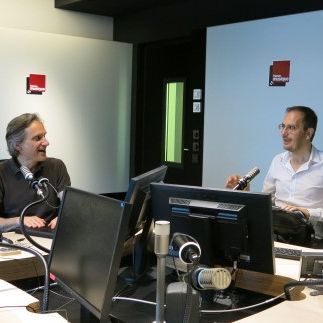 France Musique, studio 452... Le producteur Philippe Venturini & Hervé Lacombe, professeur de musicologie université Rennes 2 (g. à d.)