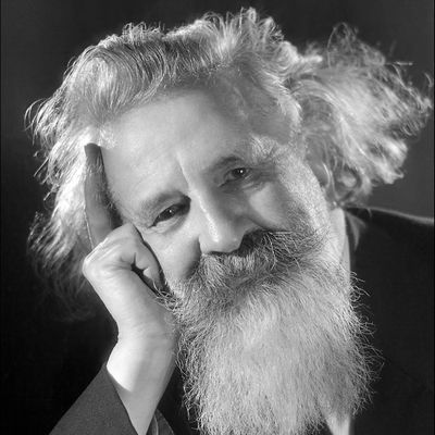 Portrait de Gaston Bachelard, photographié chez lui à Paris, le 6 novembre 1961