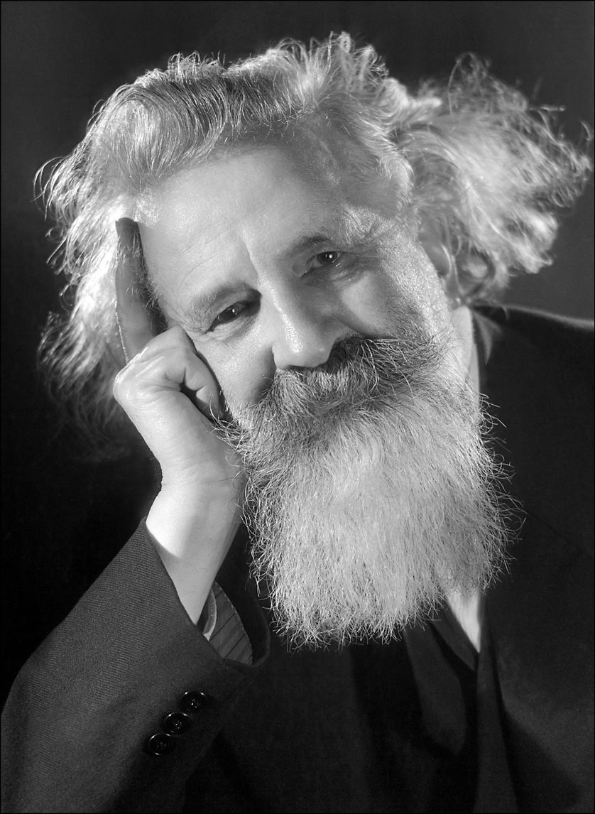 Portrait de Gaston Bachelard, photographié chez lui à Paris, le 6 novembre 1961