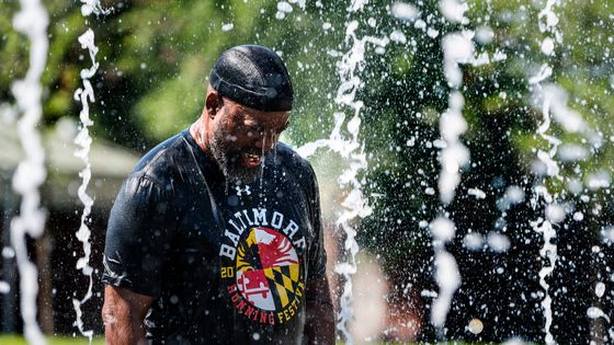 Un homme se rafraichissant sous une fontaine publique à Baltimore (Maryland) le 30 juin 2021. Ce jour-là, il faisait plus de 37 degrés dans la ville. ©AFP - Jim Watson