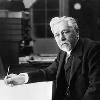 L'architecte et ingénieur Alexandre Gustave Eiffel à son bureau autour de 1913