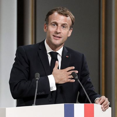 Le président Emmanuel Macron lors d'un discours pendant la réception consacrée à la mémoire des Harkis au palais de l'Elysée le 20 septembre 2021