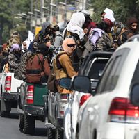 Un cycliste passe à côté d'une patrouille talibane dans les rues de Kaboul, en Afghanistan, le 2 septembre 2021
