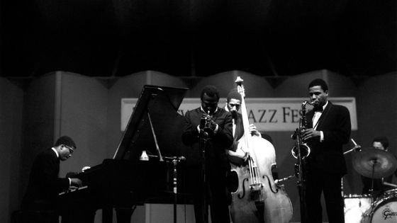 Miles Davis (1926-1991) sur scène avec Herbie Hancock, Ron Carter et Wayne Shorter au Newport Jazz Festival, Newport, Rhode Island, le 2 juillet 1967. Photo de David Redfern. ©Getty - David Redfern/Redferns