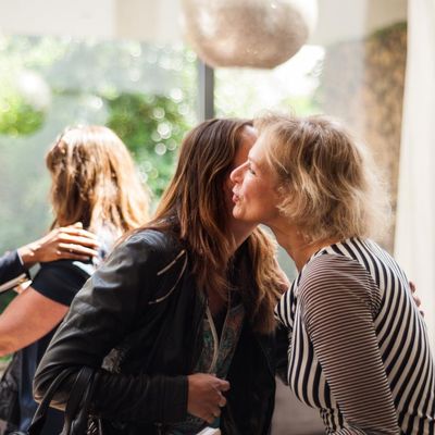 Des femmes se saluent en se faisant la bise. Photo d'illustration.