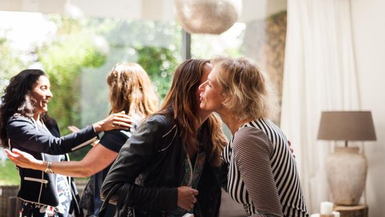Des femmes se saluent en se faisant la bise. Photo d'illustration. - LUCY LAMBRIEX / DIGITAL VISION / GETTY IMAGES