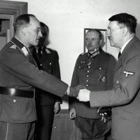 Adolf Hitler remet la Croix de fer au général Rainer Stahel, commandant de la place forte à Vilnius