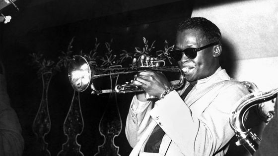 Miles Davis (1926-1991) sur scène avec le Miles Davis Quintet le 7 octobre, 1956 à St. Louis, Missouri. Photo de Bernie Thrasher ©Getty - BernieThrasher/Metronome/Getty Images