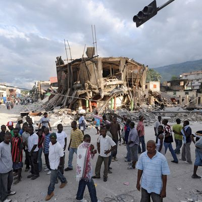 13 janvier 2010, des Haïtiens errant dans les ruines de leurs habitations quelques heures après le tremblement de terre
