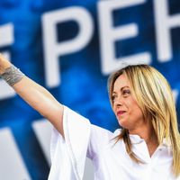 La cheffe du parti Fratelli d'Italia Giorgia Meloni salue la foule lors d'un rassemblement avec la Ligue et Forza Italia le 4 juillet 2020, à Rome.