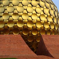 Le Matrimandir (en sanskrit le temple de la Mère), immense sphère dorée de 36 m de diamètre destinée au silence et à la méditation. ici, en 2017.