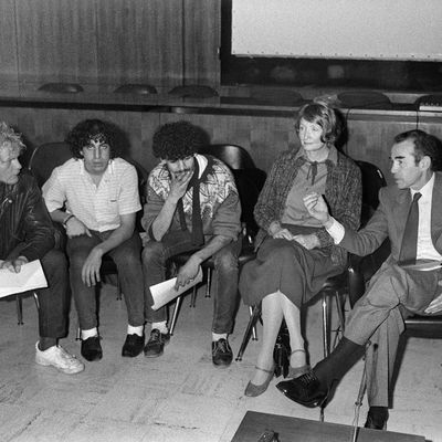 Le ministre de la Justice Robert Badinter discute avec de jeunes gens le 9 Novembre 1982 au cours d'une visite dans le centre d'éducation surveillée de Vaucresson.