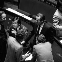 Le 17 septembre 1981, des députés félicitent le ministre de la Justice, Robert Badinter, venu défendre à l'Assemblée nationale son projet de loi portant abolition de la peine de mort