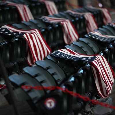 Le 31 août 2021, les Texas Rangers ont placé 13 drapeaux américains en l’honneur des 13 soldats américains tués en Afghanistan.