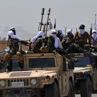 Des combattants talibans célèbrent leur victoire en défilant dans des véhicules militaires à Kandahar, le 1er septembre 2021