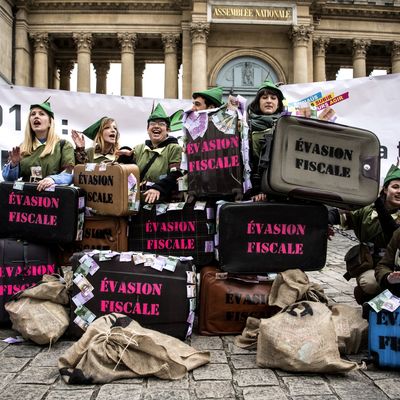 Des militants d'Emmaüs lors d'une manifestation contre le projet de budget du gouvernement pour 2019, devant l'Assemblée nationale à Paris, le 10 décembre 2018.