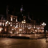 Dans le cadre de la Nuit Blanche, La Mairie de Paris offre une carte blanche à Mourad Merzouki qui nous propose une balade chorégraphique sur la place de l'Hotel de Ville ce samedi 2 octobre