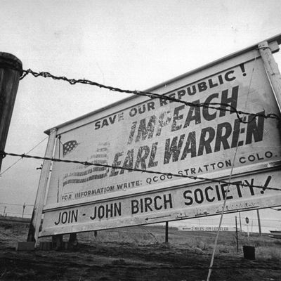 1962 : un panneau est érigé par la John Birch Society à Stratton, au Colorado, réclamant la destitution d'Earl Warren, juge en chef des États-Unis.