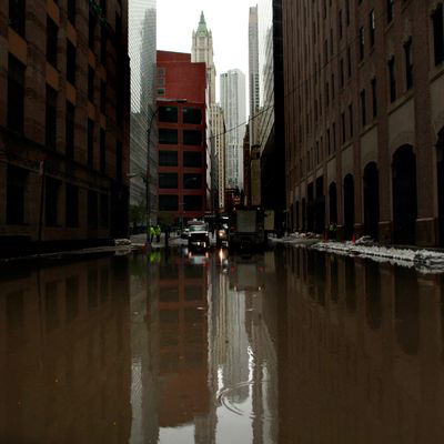 Ouragan Sandy - L'eau inonde une rue le 30 octobre 2012 dans le Lower Manhattan, New York.