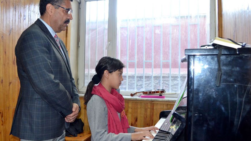 Negin Khapalwak, aujourd'hui cheffe d'orchestre, pendant une leçon de piano avec Ahmad Sarmast à l'Institut national de musique d'Afghanistan en 2015