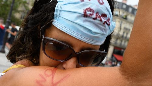 Les mésaventures de deux jeunes filles antivax