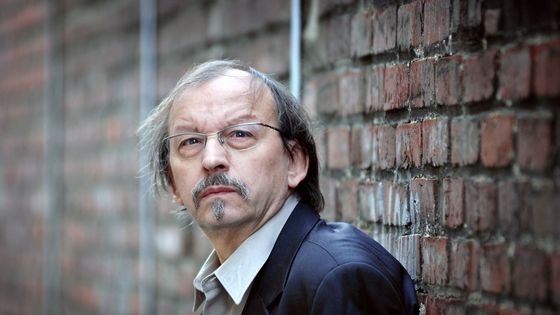L'écrivain Didier Daeninckx pose le 28 février 2007 à Aubervilliers. ©AFP - Martin Bureau