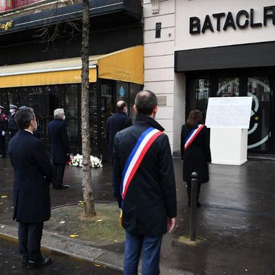 Philippe Duperron président de l'association "13onze15, Fraternité et vérité", le Premier ministre Jean Castex, la maire de Paris Anne Hidalgo, le ministre de la Justice Eric Dupond-Moretti, le ministre de l'Intérieur Gérald Darmanin et le maire de Le 11e arrondissement de Paris François Vauglin rendent hommage, le 13 novembre 2020, aux victimes des attentats du 13 Novembre.