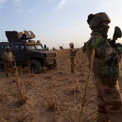 Un soldat de l'Armée française pendant l'opération Barkhane, au nord du Burkina Faso, le 9 novembre 2019.