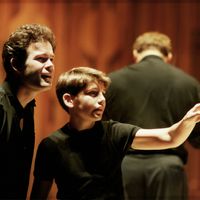 Le baryton Gerald Finley et Mika à l'âge de 14 ans lors d'une répétition de The Pilgrim's Progress au Royal Opera House de Londres en 1998.