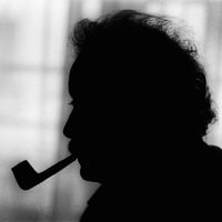 Portrait à contre-jour de Georges Brassens, le 9 octobre 1972, quelques jours avant la première de son tour de chant à Bobino.