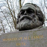 Buste de Karl Marx sur sa tombe dans le cimetière de Highgate à Londres