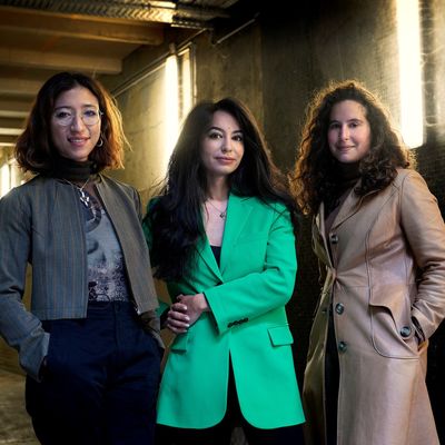 Lydia Ourahmane, Kaoutar Harchi et Lina Soualem avant l'émission "Affinités culturelles", à la Maison de la Radio en 2021