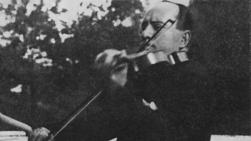 Benito Mussolini en train de jouer du violon, sur la terrasse de la villa Torlonia