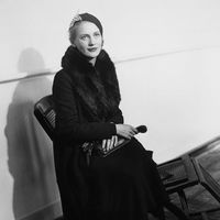 Elizabeth Miller, assise sur le pont d'un bateau