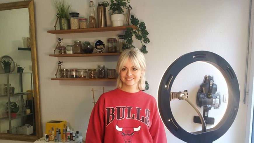 Athena Sol, professeur de français et tiktokeuse, chez elle dans son appartement à Bordeaux.