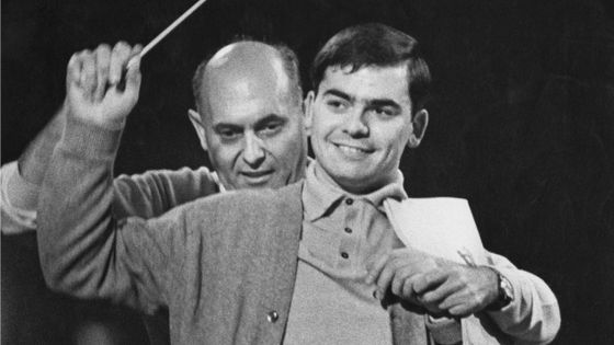 Georg Solti enseigne la direction au compositeur Malcolm Binney dans le cadre d'un atelier de direction d'orchestre diffusé sur la BBC le 30 janvier 1966 ©Getty - Erich Auerbach/Hulton Archive