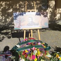 Habitants et anonymes déposent des fleurs en hommage à Samuel Paty devant le collège de Conflans-Sainte-Honorine, le 16 octobre 2021. Une cérémonie y est organisée à 14h30.