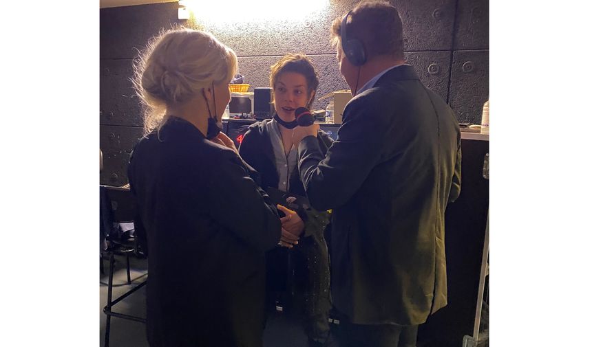 Benjamin François interviewe les chefs de choeur Sofi Jeannin et Martina Batič à la fin du concert